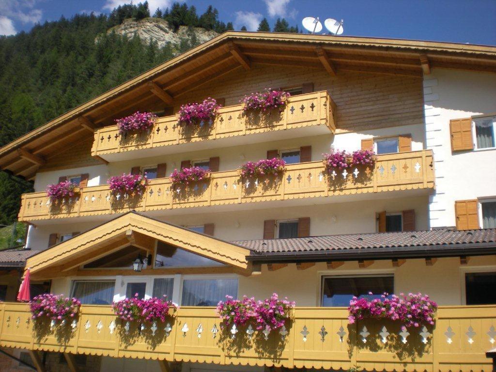 Albergo Fiordaliso Canazei Bagian luar foto