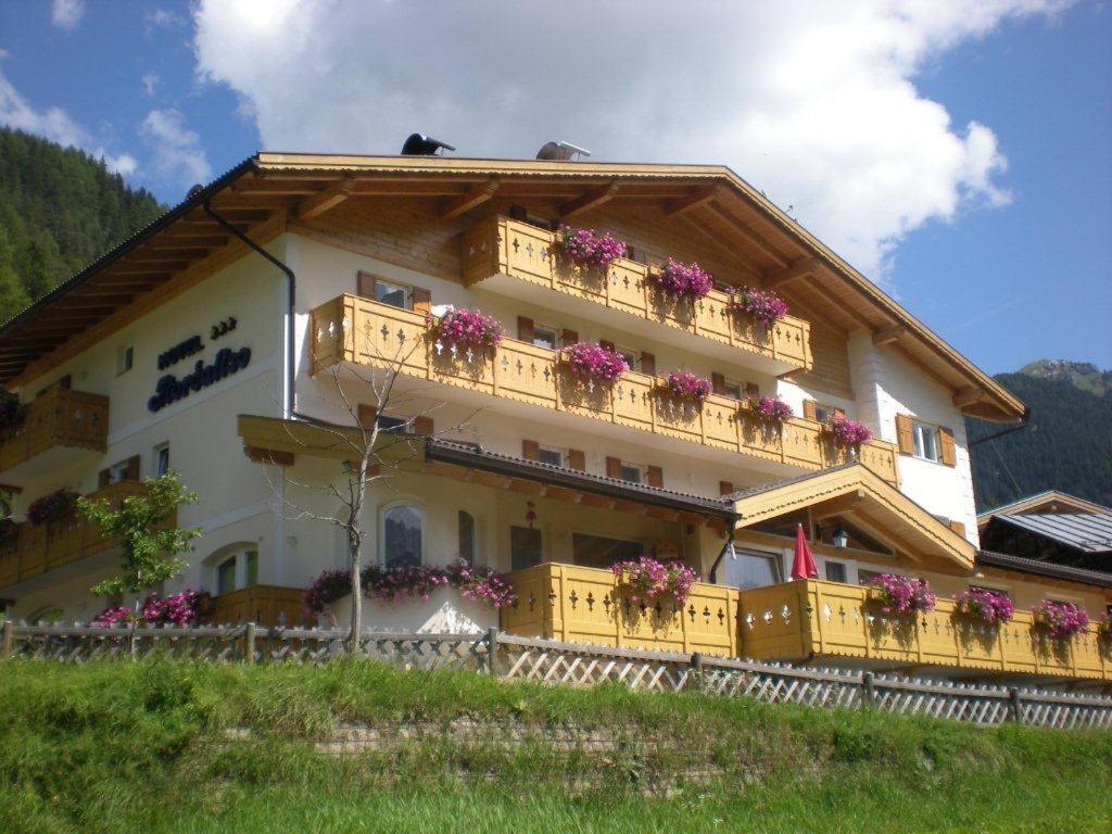 Albergo Fiordaliso Canazei Bagian luar foto